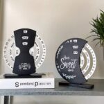 Perpetual round rotating desk calendar